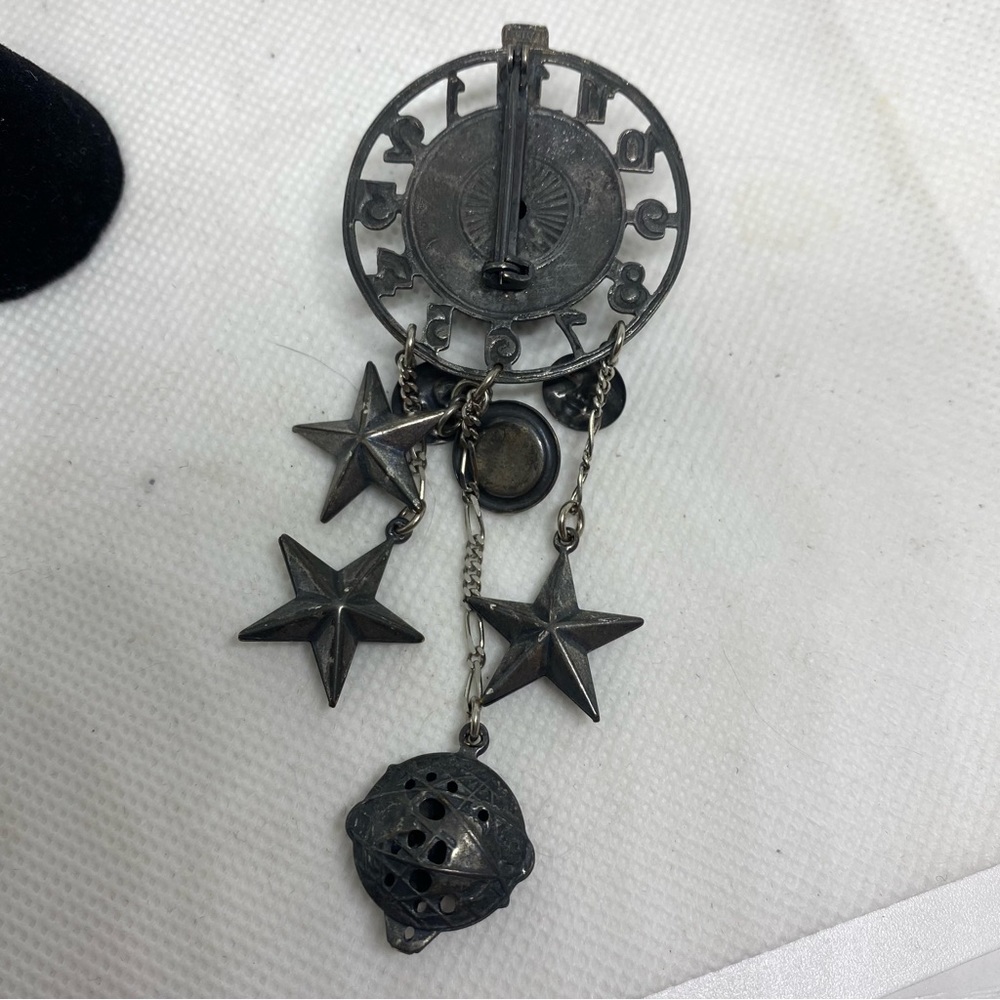 World Clock Brooch - Picture 5 of 7